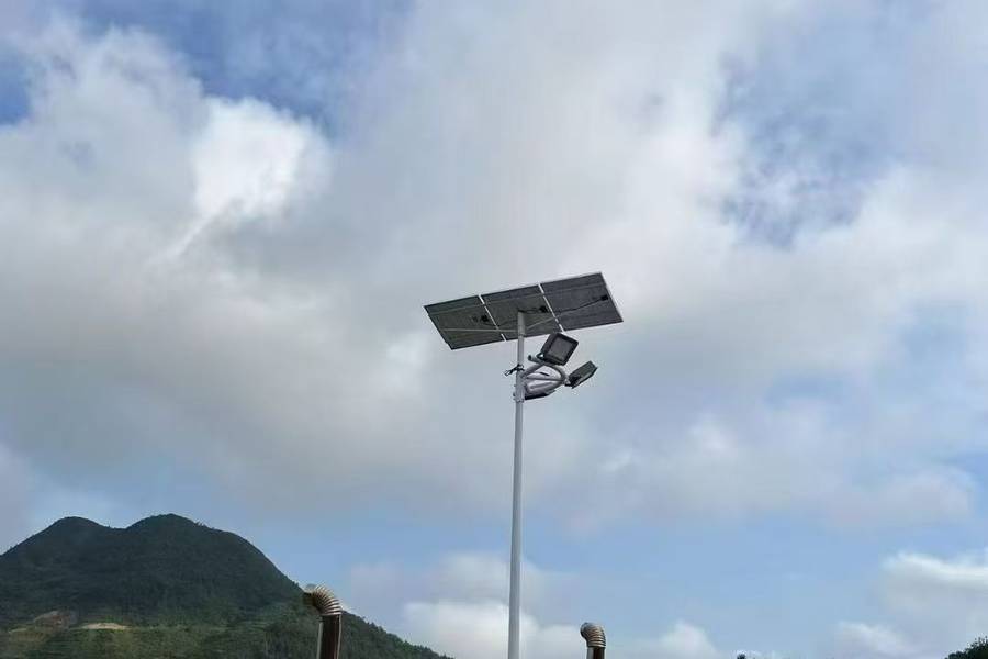 LED市电路灯和太阳能路灯怎么分 按